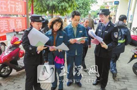向群眾發放宣傳單