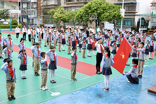 玉溪聶耳小學(xué)舉行少先隊(duì)新隊(duì)員入隊(duì)儀式.jpg