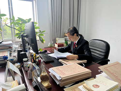 三尺法臺(tái)映初心 二十余載鑄公正.jpg