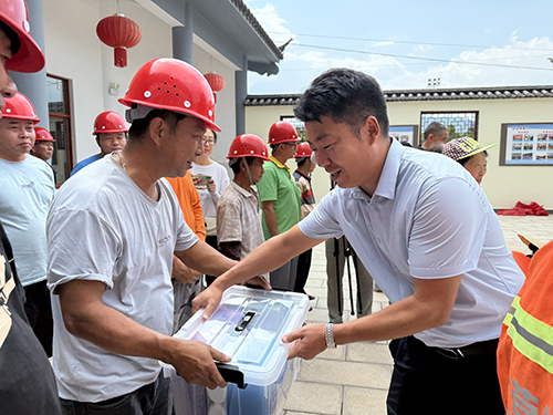 區(qū)總工會開展夏送清涼慰問活動(dòng).jpg