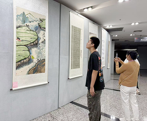 紅塔區(qū)老干部書畫協(xié)會2025年書畫展開展.jpg 紅塔區(qū)老干部書畫協(xié)會2025年書畫展開展.jpg