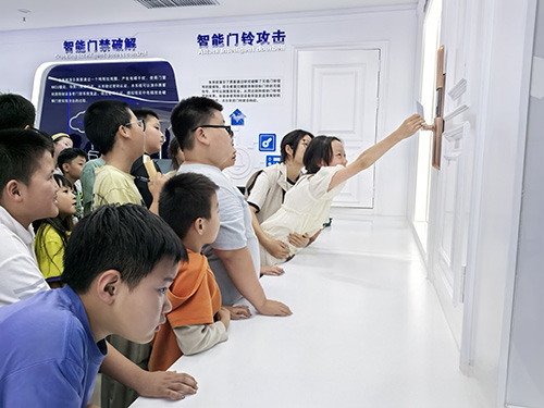 30余個家庭同上網(wǎng)絡安全課.jpg