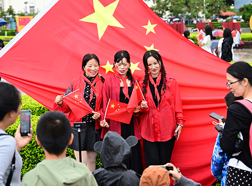 玉溪舉行“同升國旗·同唱國歌”活動(dòng)1.jpg