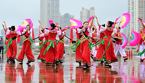 玉溪舉行“同升國旗·同唱國歌”活動(dòng)2.jpg