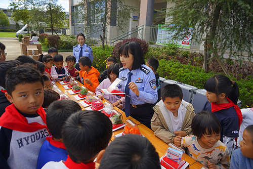 禁毒宣傳進校園.jpg