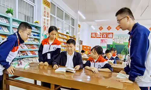 ——記易門縣方屯中學黨總支副書記、校長楊培榮.jpg ——記易門縣方屯中學黨總支副書記、校長楊培榮.jpg