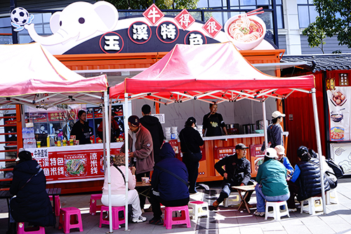 球迷集市熱鬧非凡.jpg