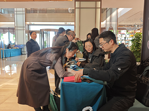 政協委員向大會報到.jpg 政協委員向大會報到.jpg