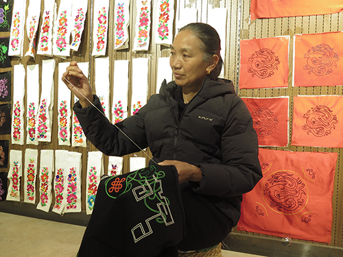 針藏萬(wàn)物 線繡彝鄉(xiāng).jpg