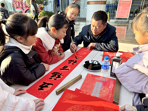 “我們的中國(guó)夢(mèng)——文化進(jìn)萬(wàn)家”書贈(zèng)春聯(lián)活動(dòng)舉行.jpg