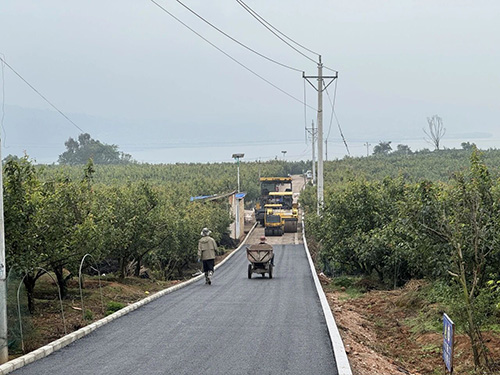 江城鎮(zhèn)：梨園道路煥新貌 旅居配套項目助推文旅游升級.jpg