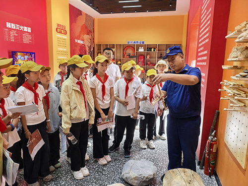 易門縣六街小學(xué)開展沉浸式研學(xué)實(shí)踐活動(dòng).jpg