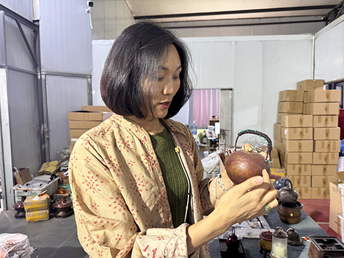 把家鄉漁火湖光刻進銅器里.jpg