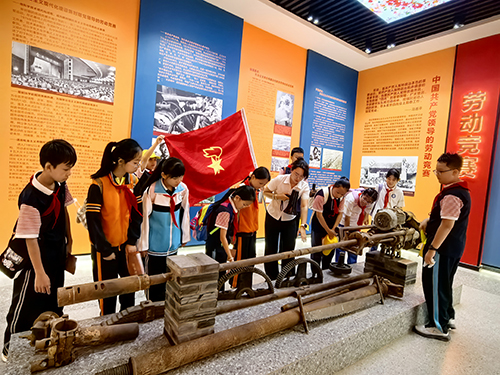 龍泉街道中心小學開展研學實踐活動.jpg